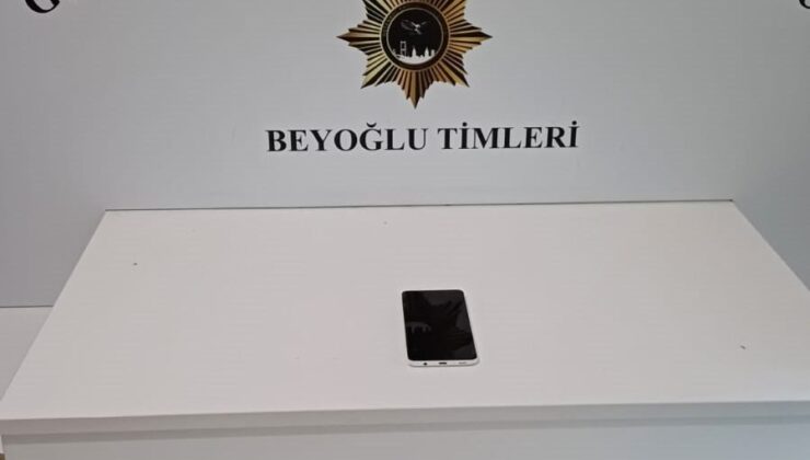 Beyoğlu’nda bankta uyuyan kişinin telefonun çalındığı anlar görüntülendi