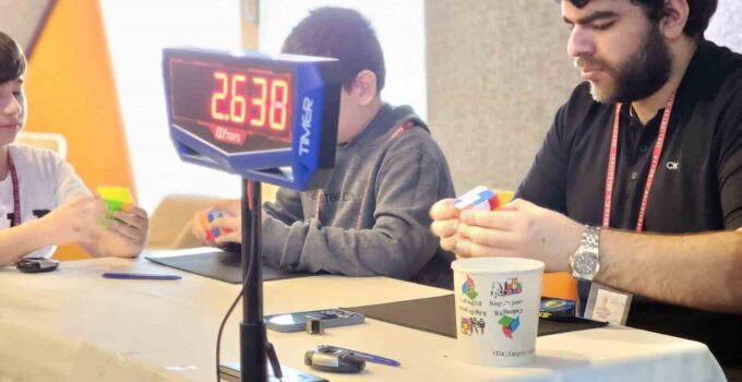 Beyoğlu’nda ilk kez düzenlenen Rubik Küp Turnuvası büyük heyecana sahne oldu