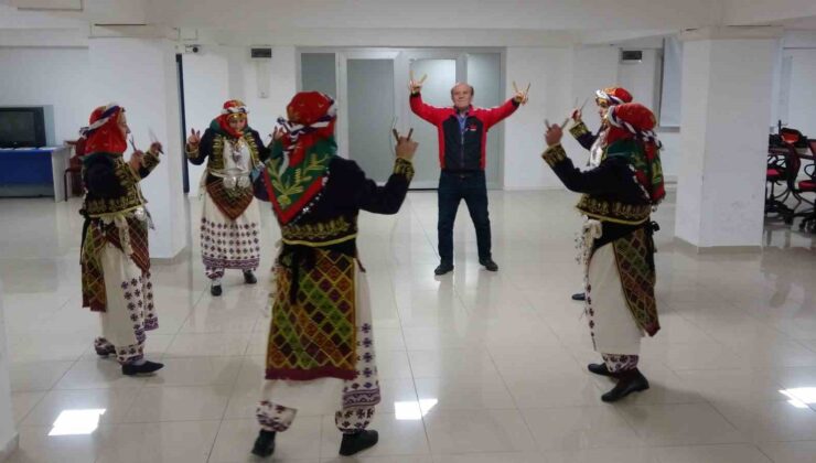 Bilecik’te 45 yıldır halk oyunu öğretiyor