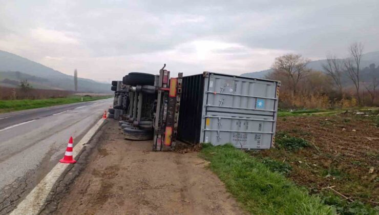 Bilecik’te devrilen tırın sürücüsü yaralandı