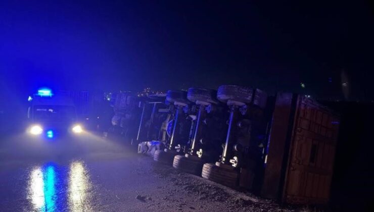 Bilecik’te devrilen tırın sürücüsü yaralandı