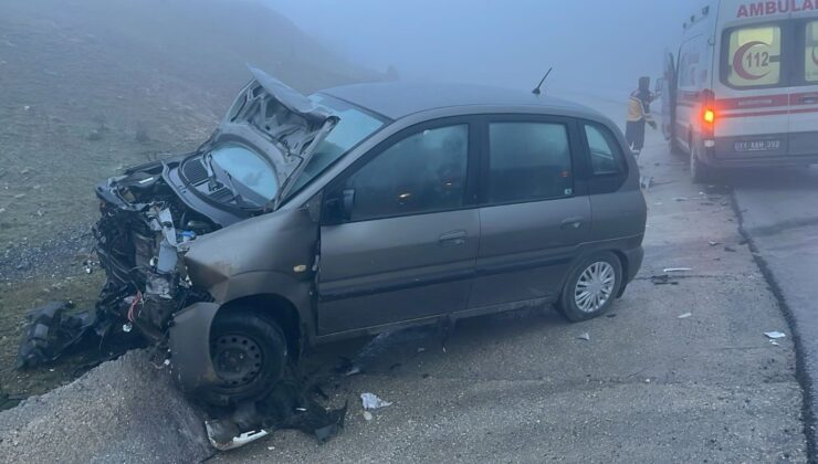 Bilecik’te iki araç kafa kafaya çarpıştı