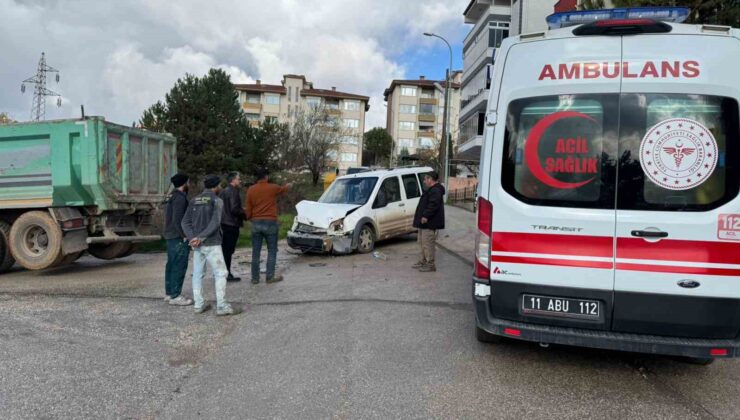 Bilecik’te kamyon ile hafif ticari araç çarpıştı; 4 yaralı