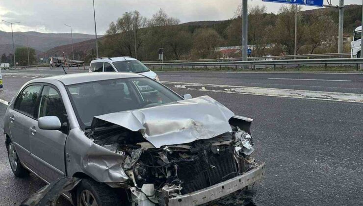 Bilecik’te otomobil beton bariyerlere çarptı: 2 yaralı