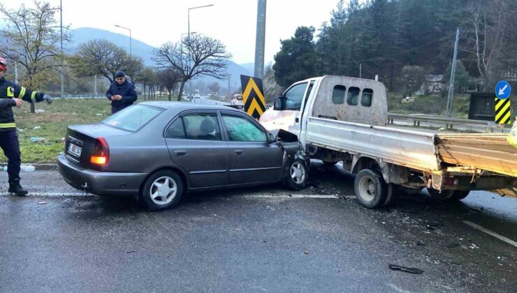 Bilecik’te otomobil ile kamyonet çarpıştı: 5 yaralı