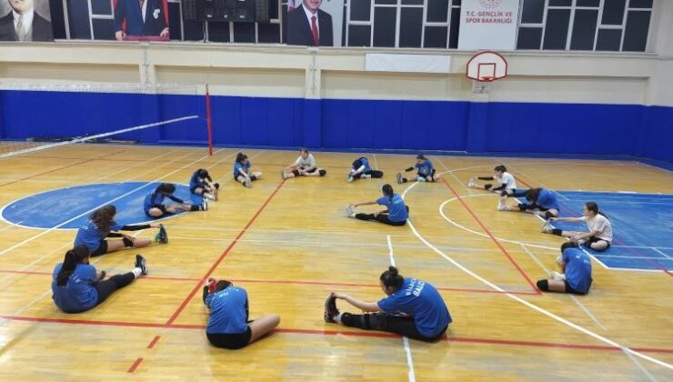 Bilecik’te spor okullarında voleybol antrenmanları sürüyor