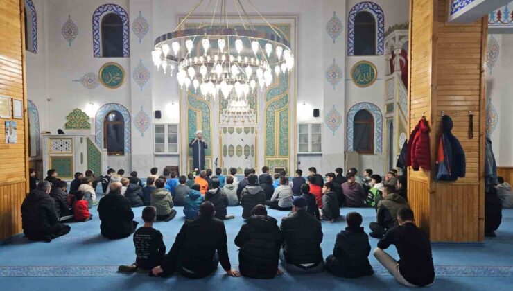 Bilecik’te “Vakti Kuşanmak” projesi kapsamında öğrenciler camide buluştu