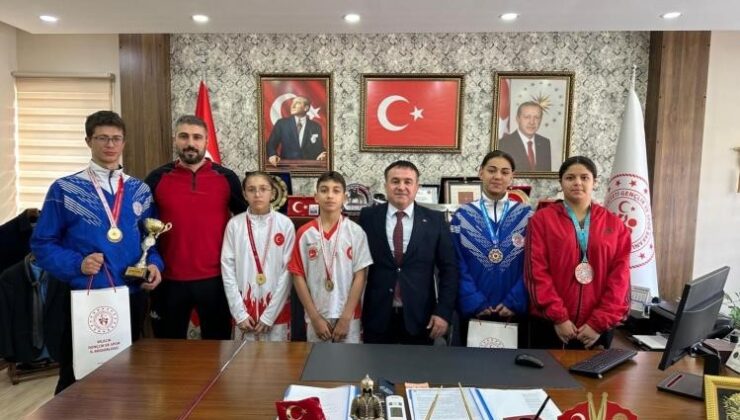 Bilecikli kick boks sporcularını makamında ağırladı