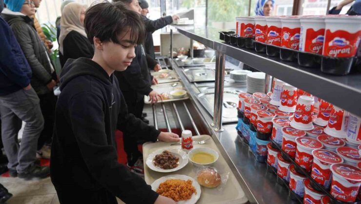 Bilecikli şehit İlhan Ongan’ın anısına binlerce kişiye ücretsiz yemek dağıtıldı