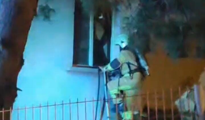 Bursa’da korkutan yangın: İtfaiye ekipleri camı kırıp içeri girdi