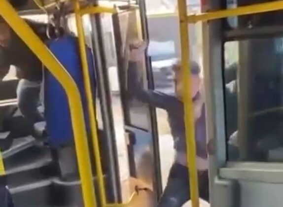 Bursa’da satırlı saldırgan gözaltına alındı… Satırı pantolonunda taşıyormuş