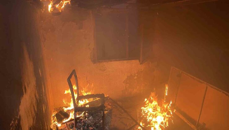 Bursa’da terk edilen evde çıkan yangın paniğe neden oldu
