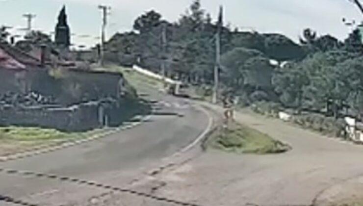 Çanakkale’de iki araç çarpıştı: Kaza anı kamerada