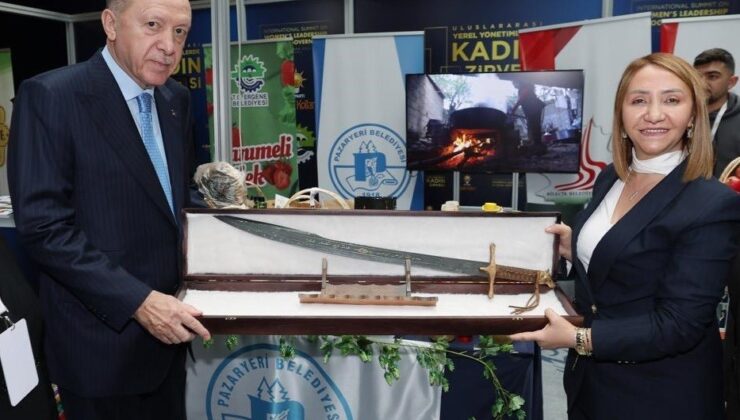 Cumhurbaşkanı Erdoğan’a kılıç hediye etti