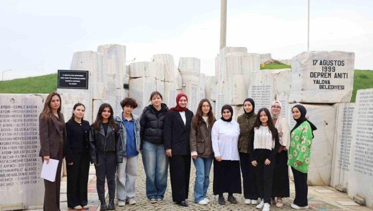 Deprem Anıtı’nda gençlerden anlamlı çalışma