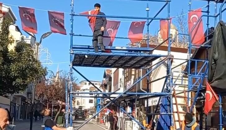 Edirne’de caddede bayrağa saygı: Türk bayrağını öperek kaldırdı