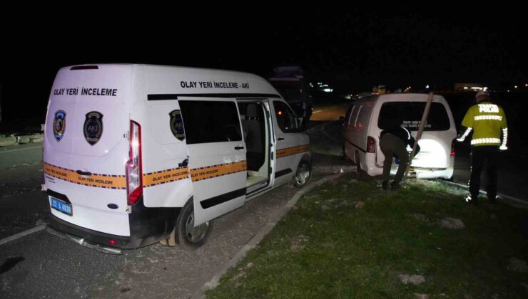 Edirne’de “dur” ihtarına uymayan minibüs 8 kilometrelik kovalamaca sonrası yakalandı: Araçtan 20 göçmen çıktı