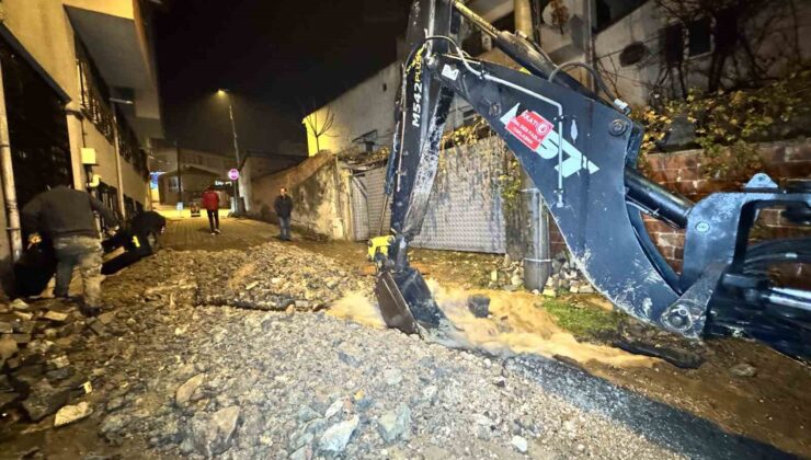 Edirne’de patlayan borudan fışkıran su metrelerce yükseğe çıktı