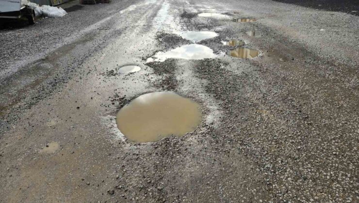 Edremit’te yeni yapılan yolda bir buçuk ayda çukurlar oluştu