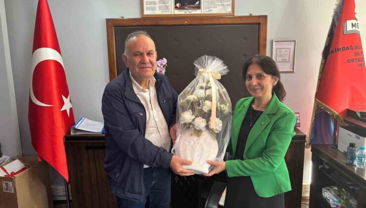 Emekli olan 38 yıllık öğretmene duygusal veda