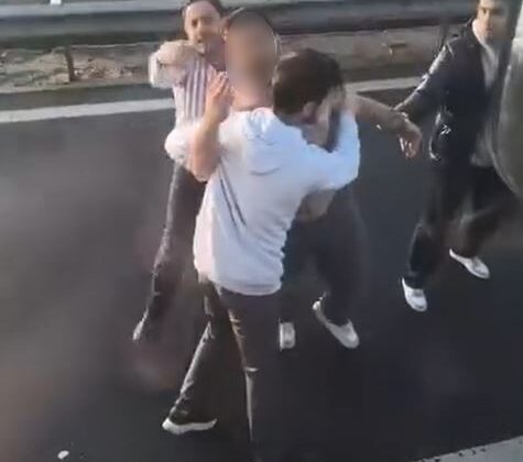 Emniyet şeridini ihlal etmek isteyen sürücü ortalığı bir birine kattı