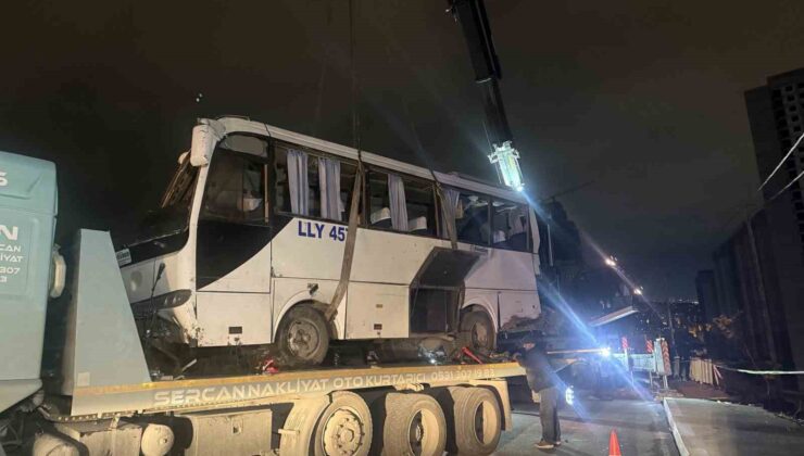 Esenyurt’ta 4 kişinin öldüğü kazaya karışan araç olay yerinden kaldırıldı