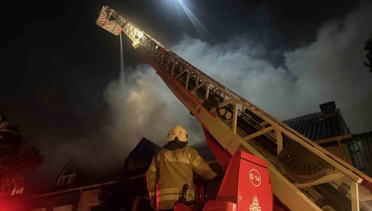 Esenyurt’ta villanın çatı katındaki yangın bitişiğindeki eve sıçradı