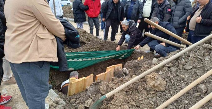 Evinde vahşice öldürülen kadın toprağa verildi