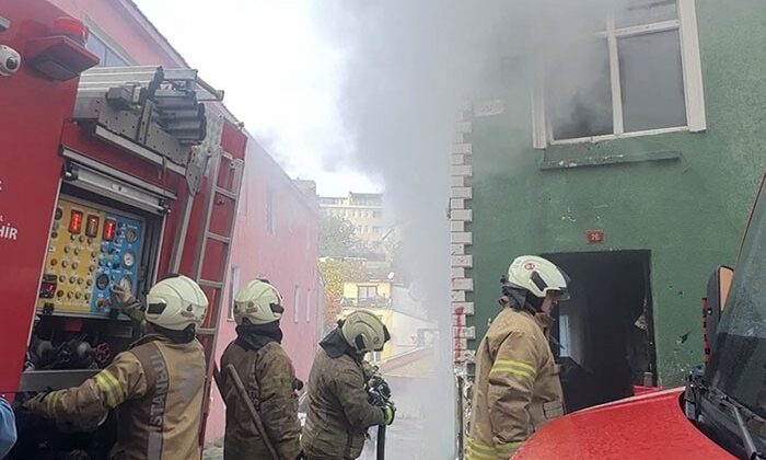 Fatih’te 2 katlı binada yangın paniği
