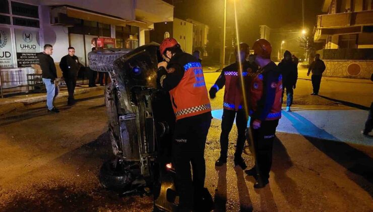 Gazı takılı kalan otomobil beton çite çarparak yan yattı