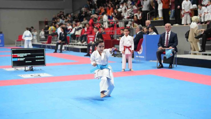 Gaziosmanpaşalı Kaan Ayaz’dan 7 yaşında çifte şampiyonluk