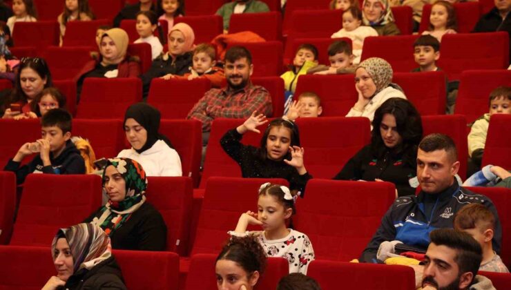 Gebze’de “Renkli Çoraplı Kuzgun” oyunu sahnelendi