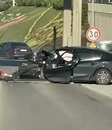 Gişelere çarpan otomobil kullanılamaz hale geldi, 2 kişi ağır yaralandı