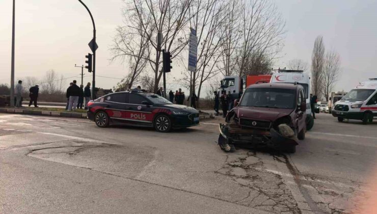 Hafif ticari araçlar çarpıştı: 3’ü çocuk 7 yaralı