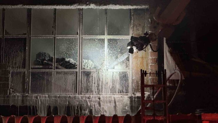 Hırdavat dükkanı alev topuna döndü, ekipler seferber oldu