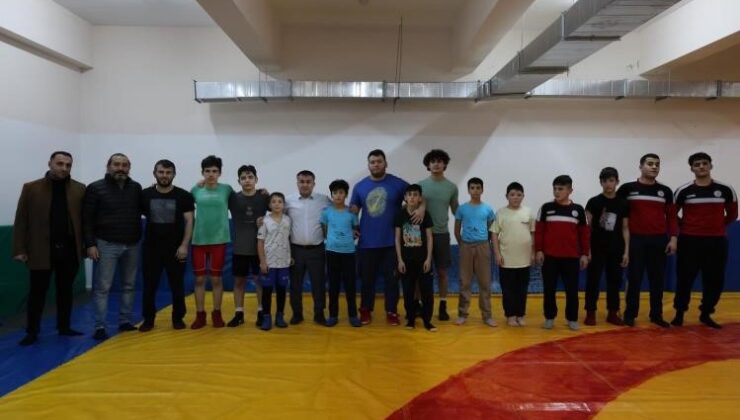 İl Müdürü Demir, güreşçilerle mindere çıktı