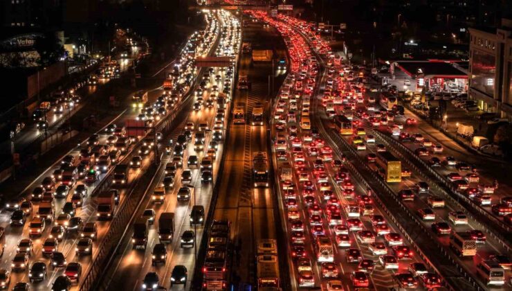 İstanbul Cevizlibağ’da trafik yoğunluğu havadan görüntülendi