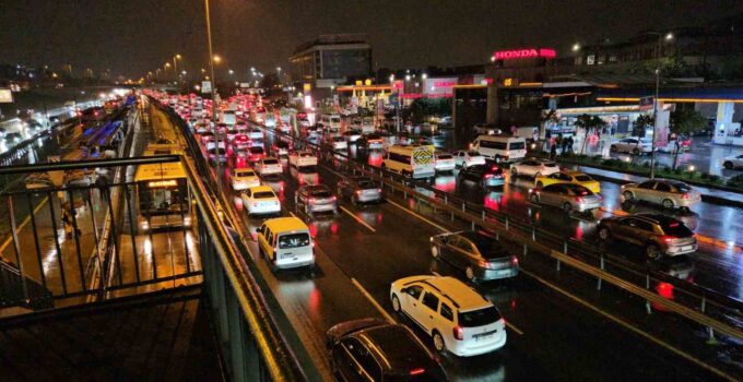 İstanbul’da yağışın da etkisiyle trafik durma noktasına geldi