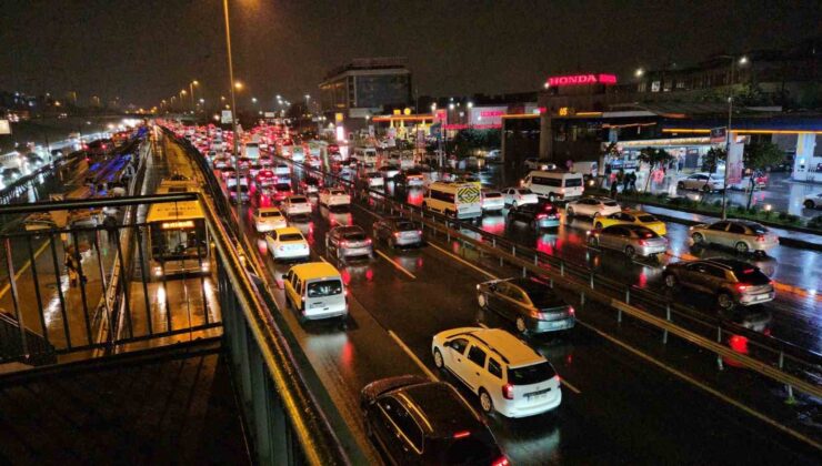İstanbul’da yağışın da etkisiyle trafik durma noktasına geldi