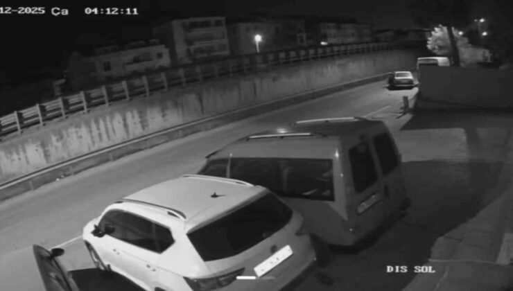 İterek çaldıkları otomobile “kontak” ararken yakalandılar