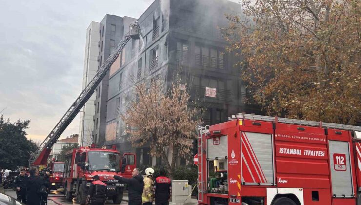 Kadıköy Bağdat Caddesi’nde 5 katlı bir binada yangın çıktı. Binanın tamamını saran yangını söndürme çalışmaları için olay yerine çok sayıda itfaiye ekibi sevk edildi.
