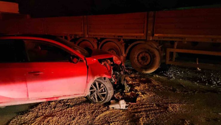 Kağıthane’de makas atan sürücü, park halindeki tıra çarptı: 2 yaralı