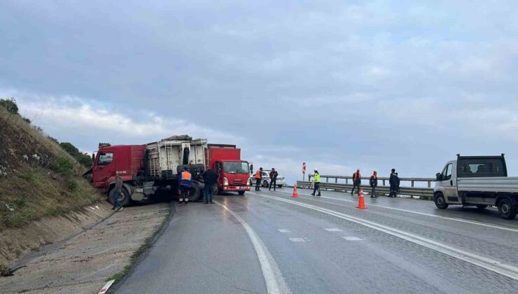 Kamyonlar kafa kafaya çarpıştı