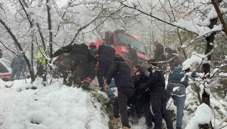 Kar sebebiyle kayganlaşan yolda kontrolden çıkan otomobil şarampole devrildi: 3 yaralı