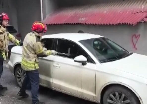 Kaynarca’da araç içinde mahsur kalan çocuk itfaiye tarafından kurtarıldı