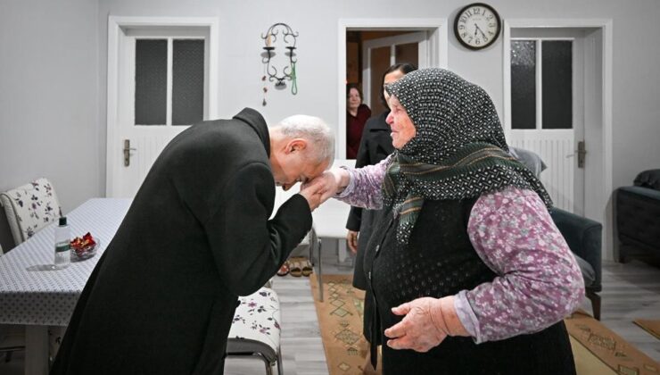 Kırklareli Valisi Turan, şehit annesinin elini öptü