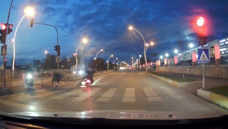 Kırmızı ışık ihlali yapan motosikletli yayaya çarptı, 2 kişi yaralandı: O anlar kamerada