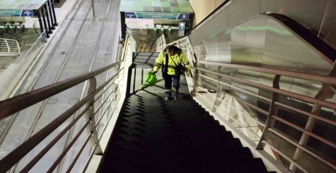 Kocaeli’de üst geçitlerdeki buzlanmaya özel solüsyonla müdahale ediliyor