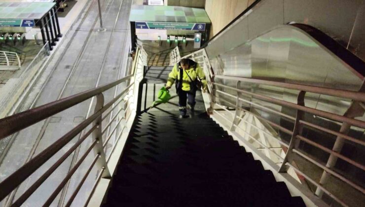 Kocaeli’de üst geçitlerdeki buzlanmaya özel solüsyonla müdahale ediliyor