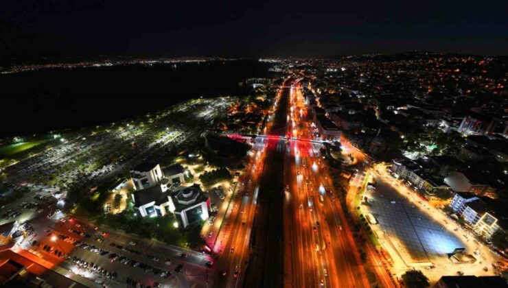 Kocaeli’nin sosyal yaşam alanları gece ışıklarıyla renkleniyor